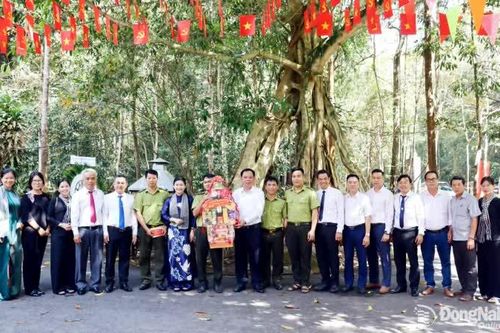 Phó Bí thư Thường trực Tỉnh ủy Tôn Ngọc Hạnh và đoàn công tác dâng hương các khu di tích