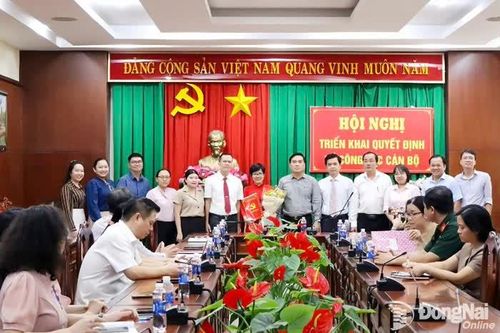 Ban Thường vụ Đảng ủy phường Trấn Biên trao quyết định công tác cán bộ