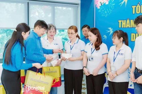 Phó Chủ tịch Tổng Liên đoàn Lao động Việt Nam Phan Văn Anh tặng quà Tết cho công nhân Đồng Nai