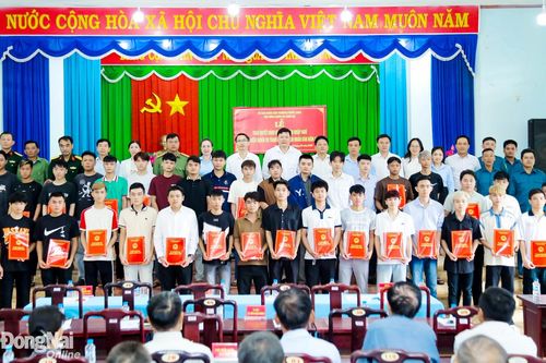 Các xã, phường tổ chức trao quyết định gọi công dân nhập ngũ năm 2026