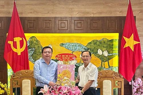 Đồng chí Phan Văn Thương thăm, chúc tết Đảng ủy phường An Bình