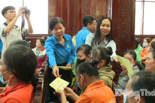 Trao 466 suất quà 'Tết sum vầy - Xuân ơn Đảng' cho đoàn viên, người lao động xã Bình Thành