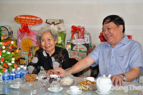 Đồng chí Phạm Thành Ngại thăm, chúc tết gia đình nguyên lãnh đạo tỉnh