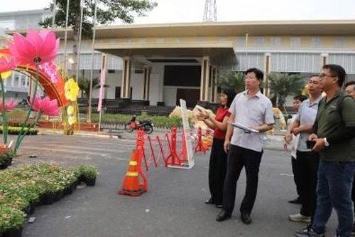 Đồng chí Huỳnh Minh Tuấn khảo sát tiến độ thực hiện Đường hoa xuân Cao Lãnh