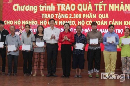 Chủ tịch Trung ương Hội Chữ thập đỏ Việt Nam Đỗ Thị Thu Thảo tặng quà tết tại tỉnh Đồng Tháp