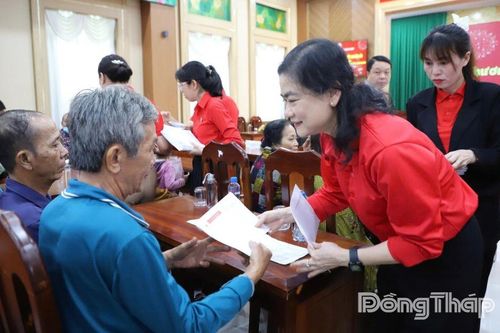 Trung ương Hội Chữ thập đỏ Việt Nam tặng 2.300 phần quà 'Tết nhân ái' cho người có hoàn cảnh khó khăn