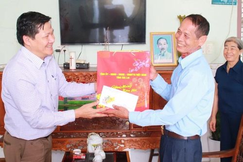 Lãnh đạo HĐND tỉnh chúc Tết nguyên lãnh đạo tỉnh và các cơ quan, đơn vị, gia đình người có công