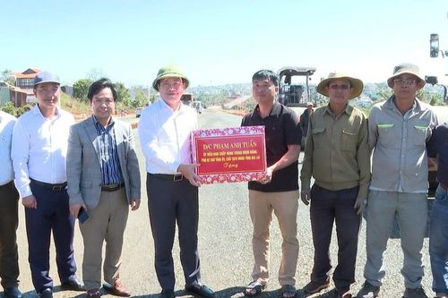 Chủ tịch UBND tỉnh Phạm Anh Tuấn kiểm tra dự án đường Nguyễn Văn Linh và tặng quà Tết cho công nhân