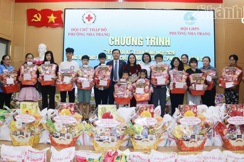 Tặng 150 suất quà cho trẻ em mồ côi, hộ khó khăn ở phường Nha Trang