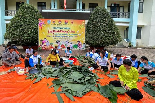 Xã Khánh Sơn tổ chức gói bánh chưng hỗ trợ cho 285 hộ nghèo, cận nghèo