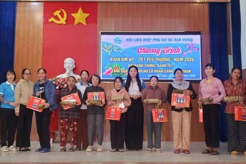 Xã Vạn Hưng tặng 100 suất quà Tết cho hội viên phụ nữ khó khăn