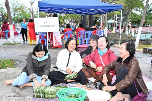 Ủy ban MTTQ Việt Nam phường Nha Trang gói bánh chưng, bánh tét tặng người khó khăn, yếu thế