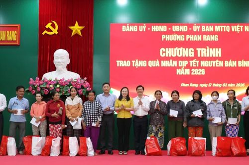 Phường Phan Rang trao 346 suất quà Tết cho hộ nghèo, cận nghèo