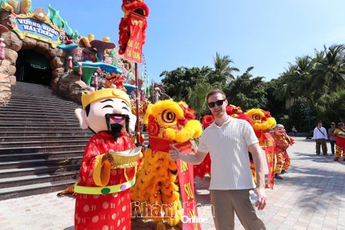 Rộn ràng chờ đón khách du xuân