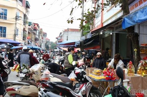 Chợ truyền thống nhộn nhịp ngày cận Tết