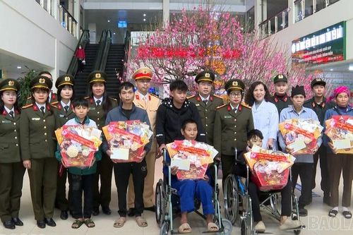 Công an Lào Cai tổ chức chương trình 'Chuyến xe 0 đồng' đưa bệnh nhân về quê đón Tết