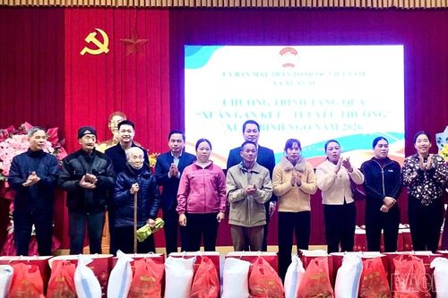 Xã Xuân Ái huy động trên 820 triệu đồng trao quà Tết cho các gia đình chính sách, hộ nghèo