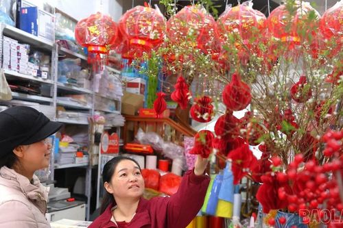 Thị trường đồ trang trí Tết: Đa dạng mẫu mã, giá cả hợp lý