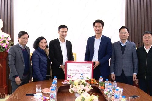 Phó Chủ tịch Thường trực UBND tỉnh Nguyễn Thế Phước thăm và chúc Tết các đơn vị dịch vụ công ích