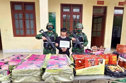 Bắt đối tượng vận chuyển 1,5 tạ pháo qua biên giới về Việt Nam
