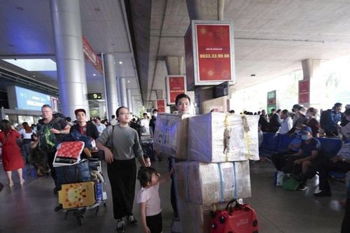 Sân bay Tân Sơn Nhất: Xúc động những cuộc đoàn viên ngày giáp Tết Bính Ngọ 2026