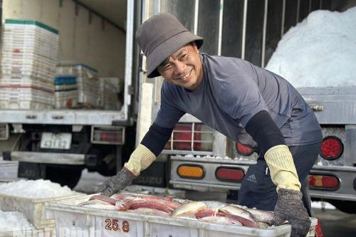 Rẽ sóng vươn khơi 'chở Tết' về bờ
