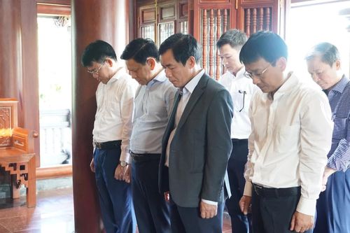 Đồng chí Bí thư Tỉnh ủy dâng hương tại Nhà lưu niệm Đại tướng Võ Nguyên Giáp