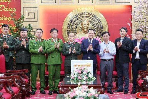 Đồng chí Chủ tịch UBND tỉnh thăm, chúc Tết Công an tỉnh