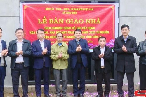 Quỹ 'Vì người nghèo' tỉnh Sơn La bàn giao nhà cho hộ nghèo tại xã Song Khủa