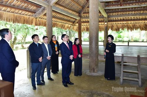 Đoàn công tác Tạp chí Cộng sản về nguồn và tổ chức hoạt động an sinh xã hội tại xã Tân Trào