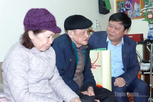 Đồng chí Mai Đức Thông, Giám đốc Báo và phát thanh, truyền hình Tuyên Quang chúc Tết các đồng chí nguyên lãnh đạo các cơ quan báo chí của tỉnh tại phường Hà Giang 2