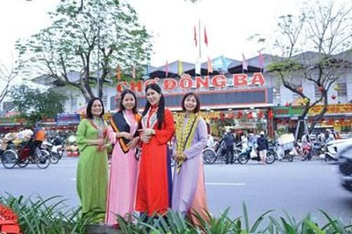 Đến Đông Ba chụp ảnh xuân