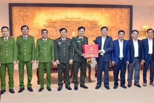 Lãnh đạo thành phố thăm và chúc Tết lực lượng vũ trang, y tế