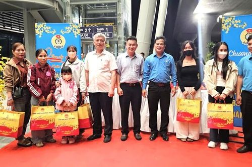 Tặng quà cho người lao động về quê ăn Tết tại sân bay