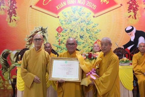 Vĩnh Long: Ban Trị sự GHPGVN tỉnh trao Giáo chỉ tấn phong giáo phẩm đến 13 vị Tăng Ni