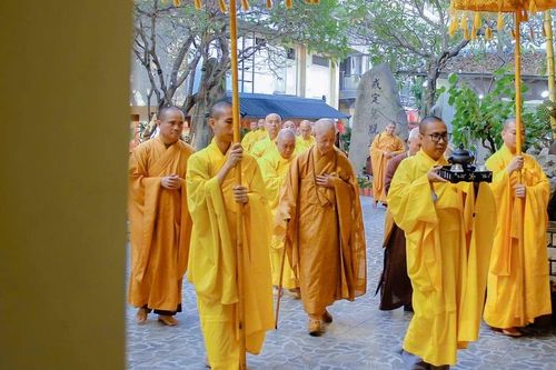Đức Pháp chủ dâng hương lễ tháp chư Tổ, tưởng niệm Đại lão Hòa thượng Thích Trí Tịnh