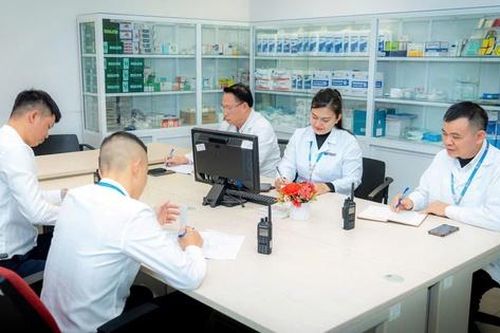 Ngược dòng người về ăn Tết: Những blouse trắng giữ bình yên cho mỗi chuyến bay