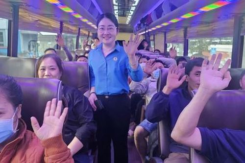 Hàng nghìn công nhân ở TP.HCM về quê đón Tết trên những chuyến xe nghĩa tình