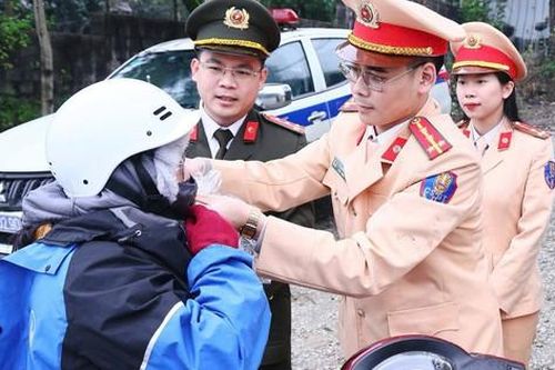 CSGT Tuyên Quang đồng hành cùng người dân trên đường về quê đón Tết