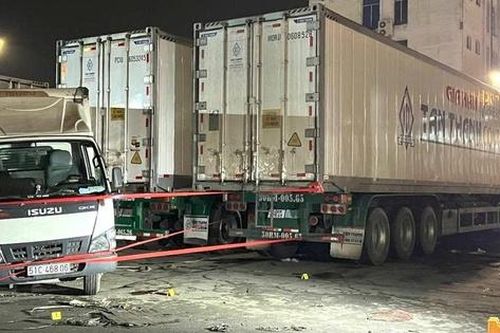 Bản tin TNGT 12/2: Xe container lùi, cán tử vong tài xế ô tô tải ở TP.HCM