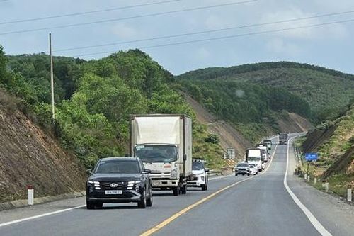 Thêm biện pháp đảm bảo ATGT khi lượng xe trên tuyến cao tốc qua Huế tăng cao dịp Tết