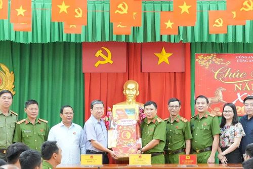 Phó Bí thư Đảng ủy Quốc hội Vũ Hải Hà thăm, tặng quà Tết Công an xã Định Quán, Đồng Nai
