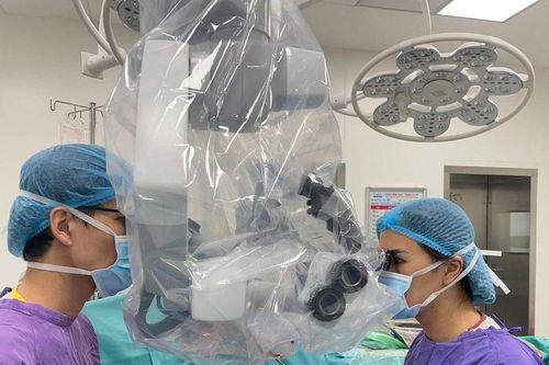 Chặt thịt gà chuẩn bị Tết, người đàn ông suýt mất ngón tay