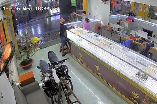 Vờ mua vàng rồi cướp nhẫn vàng mang bán lấy tiền mua ma túy sử dụng
