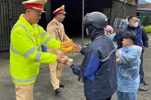 Nghĩa đồng bào trên đường hồi hương