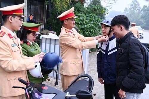 Đồng hành với người dân về quê đón Tết với tinh thần 'Ba nhất'