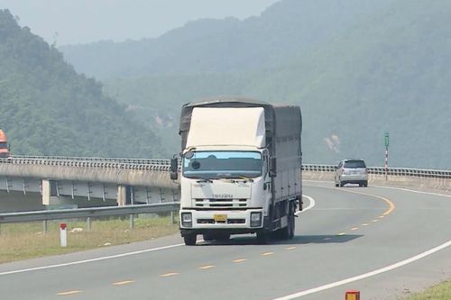 23.000 tờ rơi tuyên truyền an toàn giao thông trên cao tốc