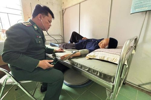 Những 'thầy thuốc mang quân hàm xanh' nơi biên viễn