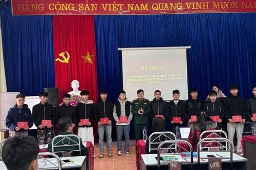 Bồi dưỡng nhận thức về Đảng cho 41 thanh niên lên đường nhập ngũ