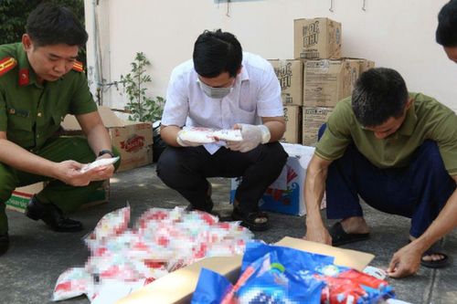 Hé lộ nơi tiêu thụ của 'công xưởng' sản xuất nước mắm, bột ngọt, bột nêm giả ở TP.HCM